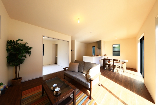 家づくり情報|家の方角どっちにする?~西向きのメリットとデメリット~|イエペディア|エヴァーホーム