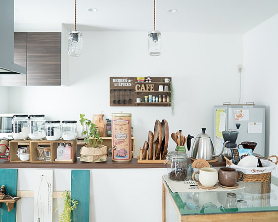 デザインに関してこだわりがあるお客様には空間のディティールまでを提案しお気に入りの空間を鮮やかに演出いたします。照明やキッチンのタイル・子供部屋やトイレの壁紙等、「こんな風にしたい！」「こういうのが憧れてた！」というご要望にお応えいたします。ちょっとした「好きな空間・ポイント」に囲まれ毎日が楽しくなる空間を実現いたします。