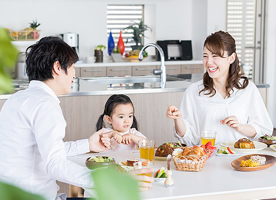 家づくりは決まりきった既成品ではなく、お客様の「夢」や「憧れ」、「理想」に寄り添った住まいにこだわっています。一生に一度の家づくりだからこそ家族の想いと憧れがたくさん詰まった家をお届けしたいと願っています。ご提案する1つ1つのプランは、日々のライフスタイルに合わせた、10年後、20年後、30年後、50年後…の未来をも見据えたプランをご提案いたします。是非、新しい住まいの暮らしを思い描きながらご覧ください。