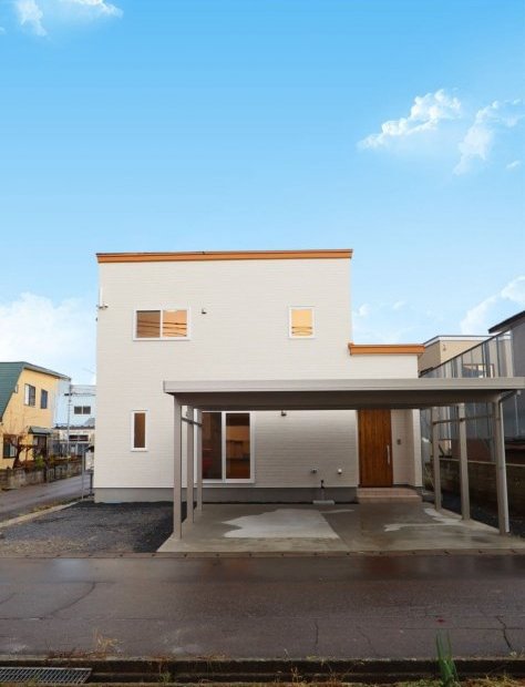 オレンジ屋根が可愛いコンパクト住宅