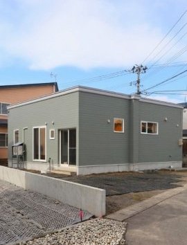 真ん中にリビングがある平屋