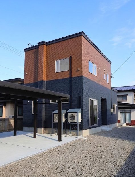 ネイビー×ブラウンのモダン住宅