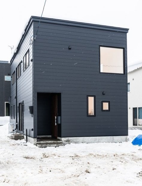 オープンキッチンのあるシックな住宅