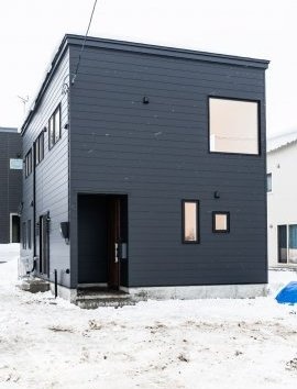 オープンキッチンのあるシックな住宅