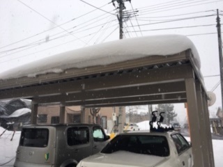 どうやって落とす?カーポートの雪を下ろす方法